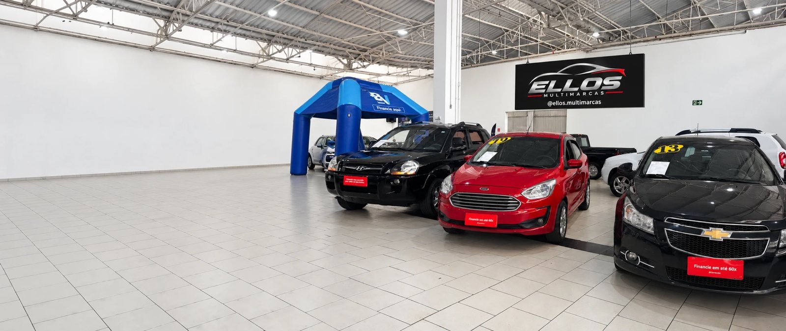 Showroom da Ellos Multimarcas no Grand Plaza, em Santo André